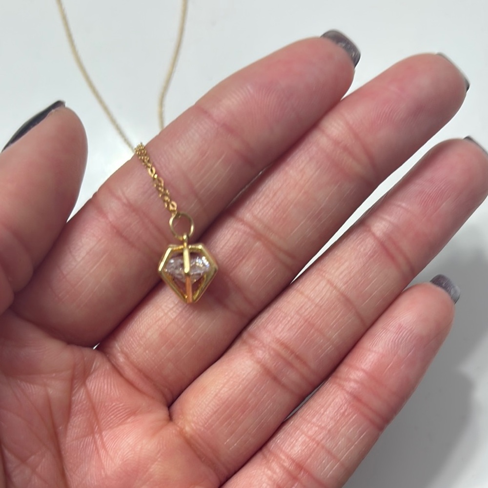 Elegant Gold Pendant Necklace